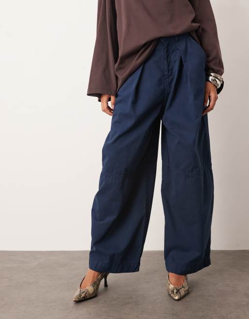 Pantalones azul marino de corte barrel y estilo casual de sarga Remi de ARRANGE, 3 de 5