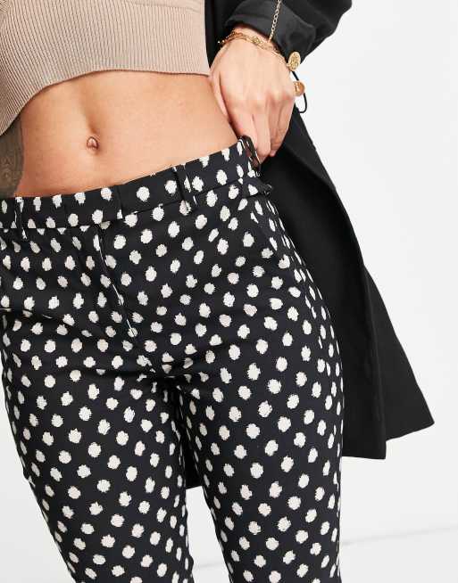 Pantalones azul de corte sartorial slim con estampado de lunares de Mango ASOS