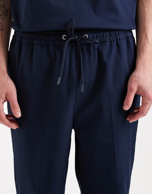 Pantalones azul marino de corte tapered de ASOS DESIGN (parte de un conjunto), 4 de 5