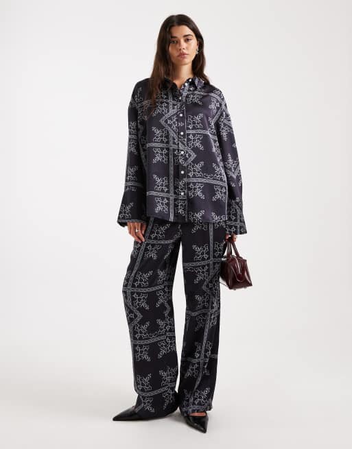 Conjunto con estampado de cachemir de pantalones con lazada en la cintura y camisa con puños anchos de satén de 4th & Reckless, 3 de 3