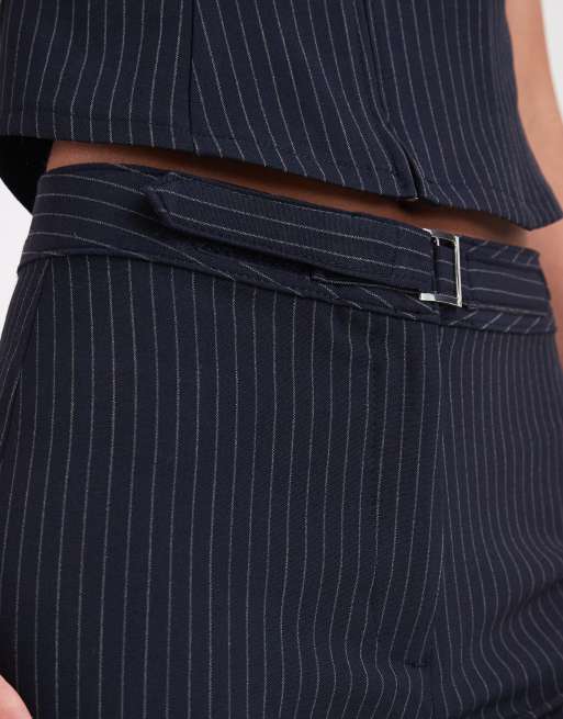 Pantalones azul marino de talle bajo con raya diplomática de COLLUSION, 5 de 5
