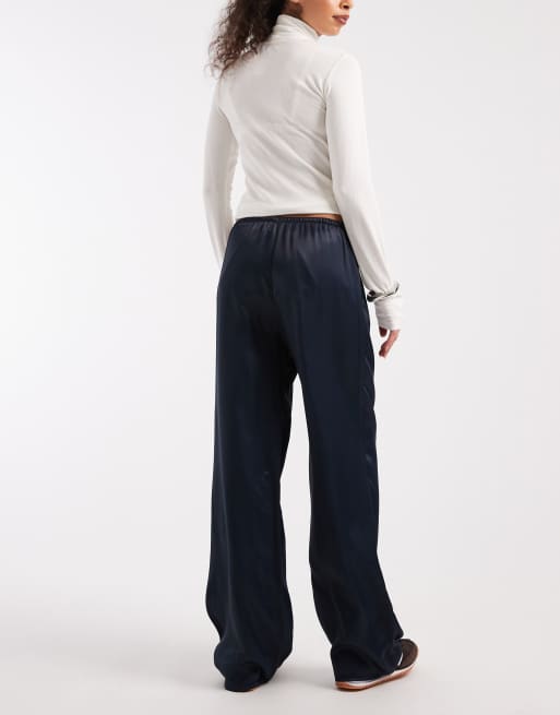 Pantalones azul marino sin cierres de pernera ancha de satén de ASOS DESIGN, 3 de 5