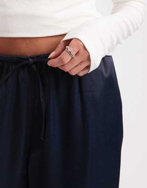 Pantalones azul marino sin cierres de pernera ancha de satén de ASOS DESIGN, 4 de 5