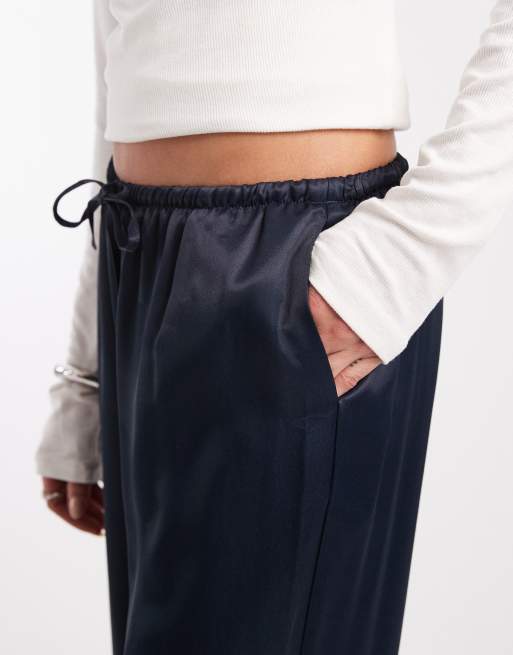 Pantalones azul marino sin cierres de pernera ancha de satén de ASOS DESIGN, 5 de 5