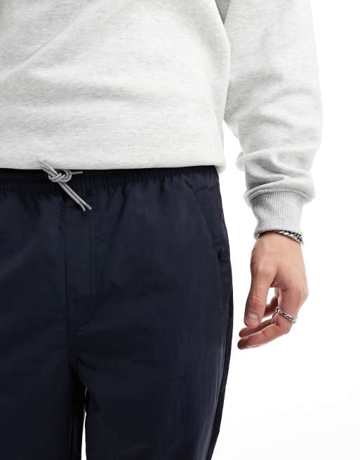 Pantalones azul marino técnicos de corte tapered holgado Hawtin de Farah, 2 de 5