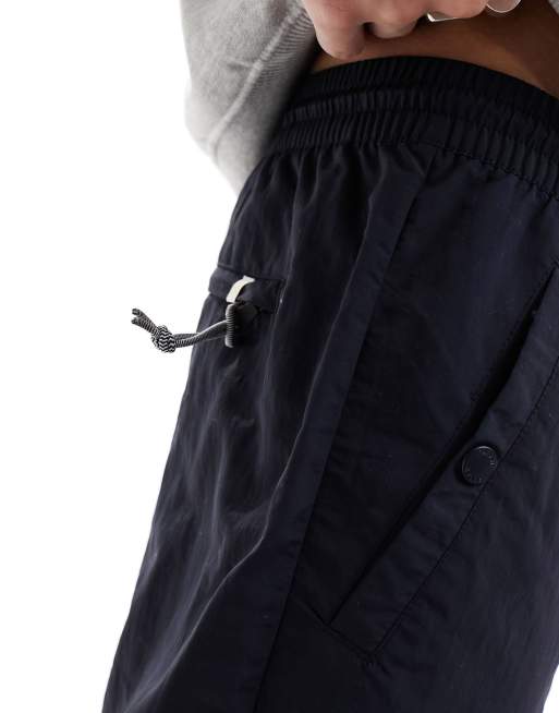 Pantalones azul marino técnicos de corte tapered holgado Hawtin de Farah, 4 de 5