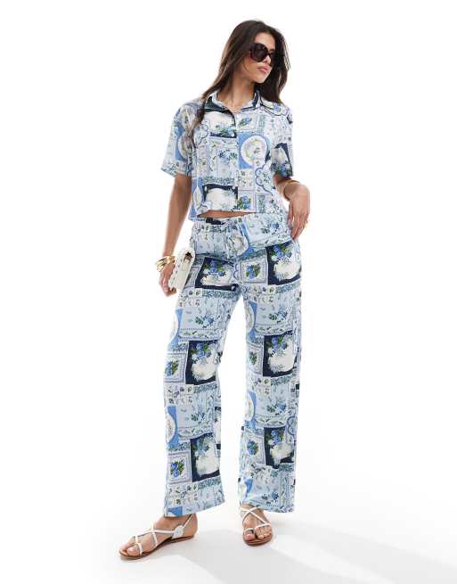 Pantalones azules con estampado de mosaico de satén de Abercrombie & Fitch (parte de un conjunto)