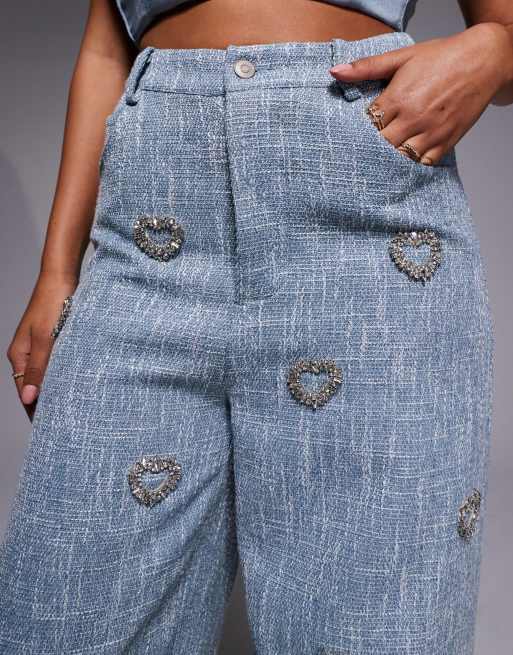 Pantalones azules de corte barrel con adornos de corazones de bouclé de ASOS LUXE (parte de un conjunto), 3 de 5