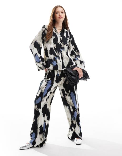 Pantalones azules de pernera ancha con estampado gráfico de satén de Vila (parte de un conjunto)