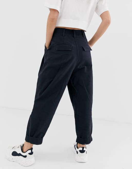 Pantalones azules marino con pinzas y pernera peg leg de ASOS DESIGN Petite, 2 de 4