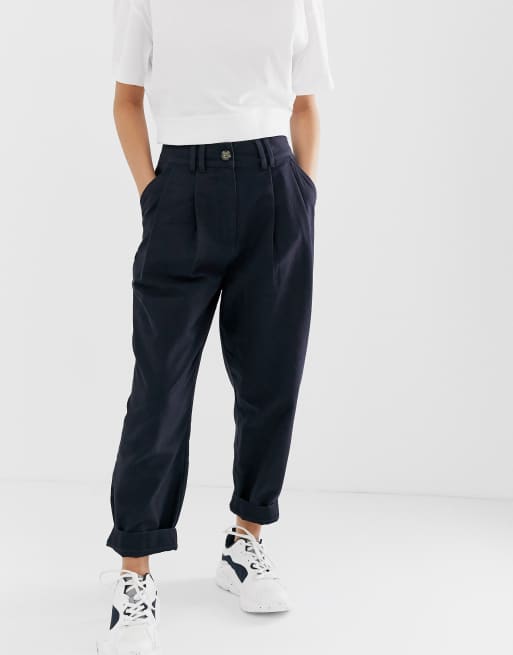 Pantalones azules marino con pinzas y pernera peg leg de ASOS DESIGN Petite, 4 de 4