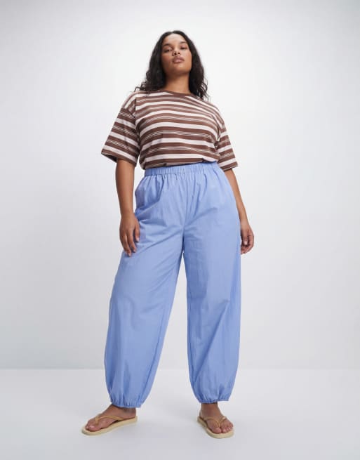 Pantalones azules sin cierres de corte globo de mezcla de algodón y nailon de ASOS DESIGN Curve, 9 de 12