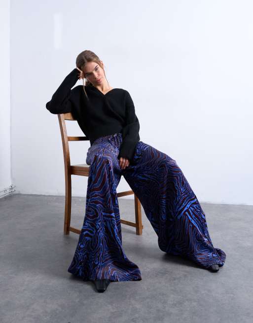 Pantalones azules y burdeos estampados de pernera ancha de satén de Topshop, 3 de 5