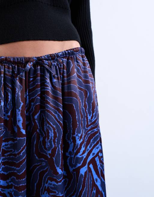 Pantalones azules y burdeos estampados de pernera ancha de satén de Topshop, 4 de 5