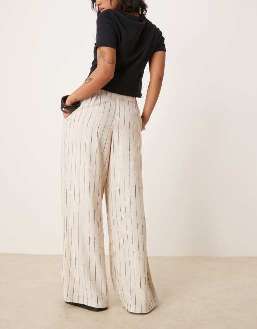 Pantalones beis a rayas ondulantes de pernera recta holgada de mezcla de lino de ASOS DESIGN Petite, 4 de 5