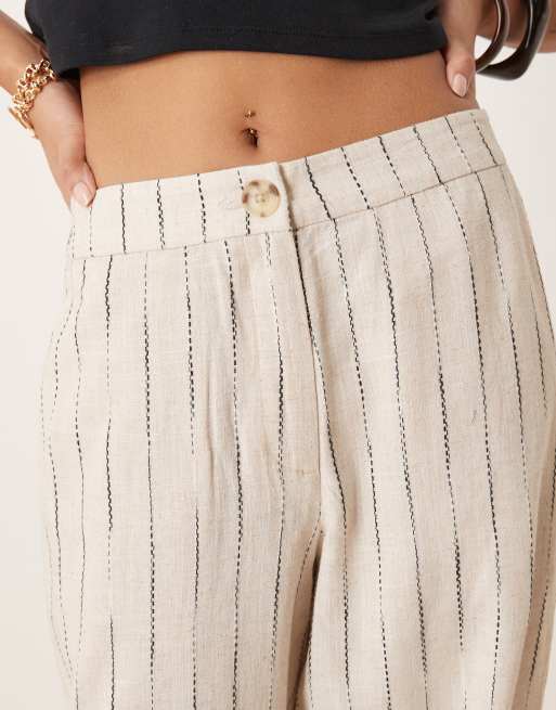 Pantalones beis a rayas ondulantes de pernera recta holgada de mezcla de lino de ASOS DESIGN Petite, 5 de 5