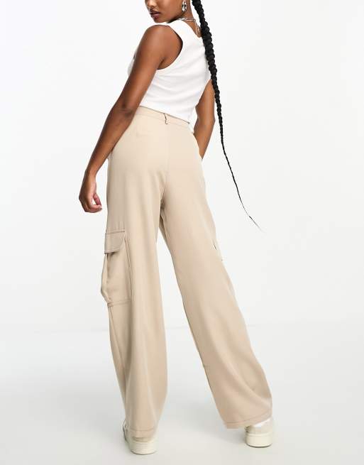 Pantalones beis cargo con pespuntes en contraste de Heartbreak Petite (parte de un conjunto), 2 de 4