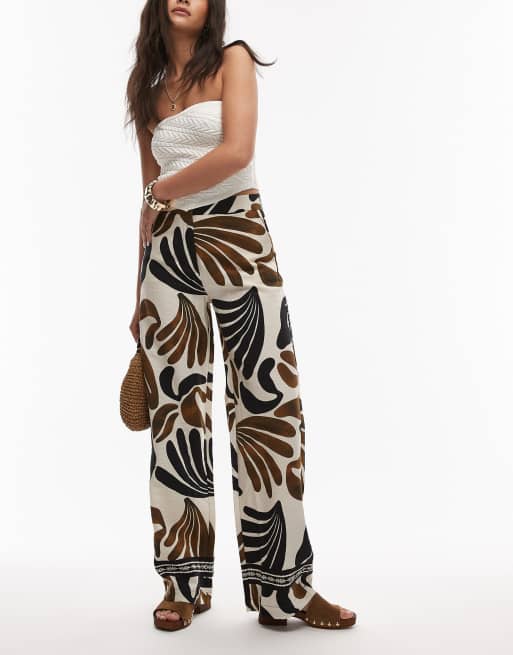 Pantalones beis claro de pernera ancha con estampado abstracto de Mango