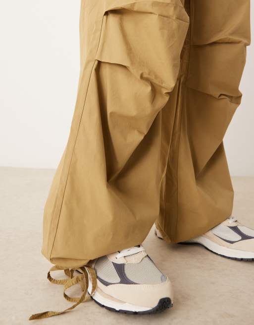 Pantalones beis de corte globo muy holgado y estilo paracaidista de ASOS DESIGN, 3 de 5