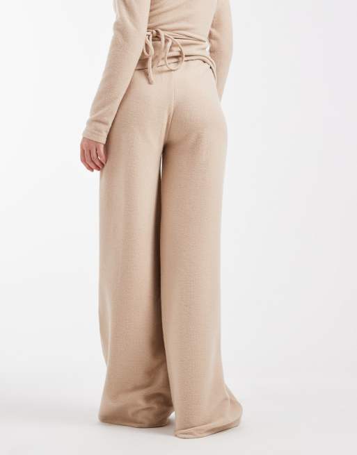 Pantalones beis grisáceo de pernera ancha de tejido gofrado cepillado de Miss Selfridge, 5 de 5