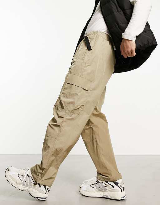 Pantalones beis holgados estilo worker de Lacoste