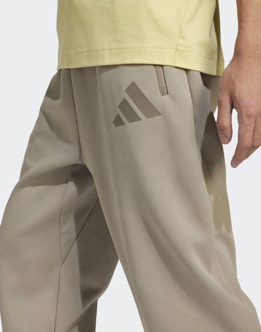 Pantalones beis masilla con bajo amplio adidas Z.N.E de adidas Performance, 4 de 5