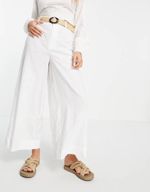 Pantalones blanco claro capri de línea sartorial y pernera ancha de Mango