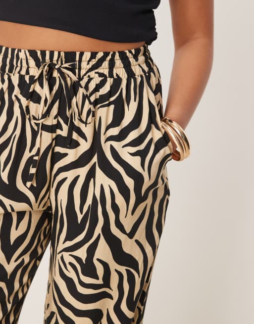 Pantalones blanco hueso de pernera ancha con estampado de cebra de VILA, 3 de 5