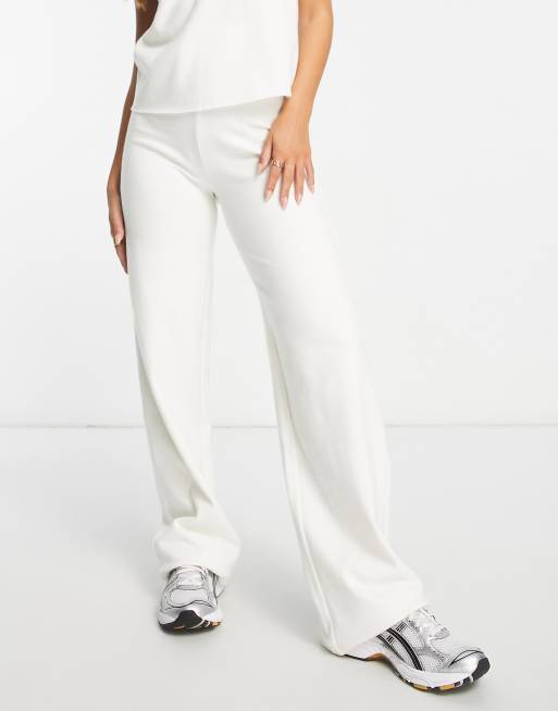 Pantalones blanco invierno de pernera ancha de tejido supersuave de ASOS DESIGN (parte de un conjunto)