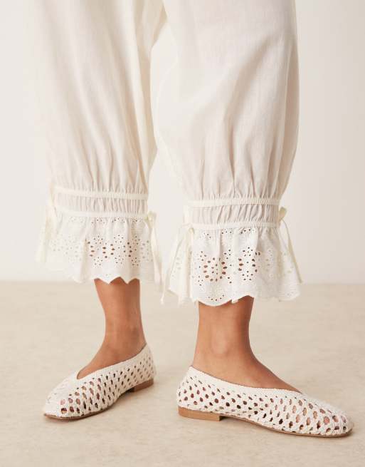 Pantalones blanco marfil bombachos con ribete de encaje de algodón