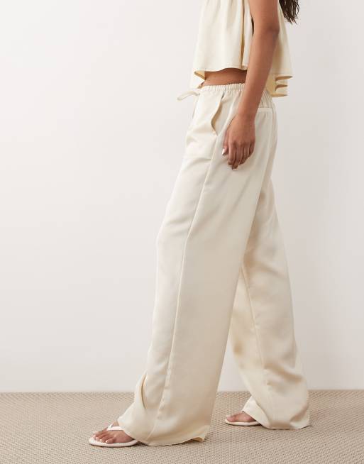 Pantalones blanco ostra de pernera ancha de satén Mix & Match de Pretty Lavish (parte de un conjunto), 2 de 5