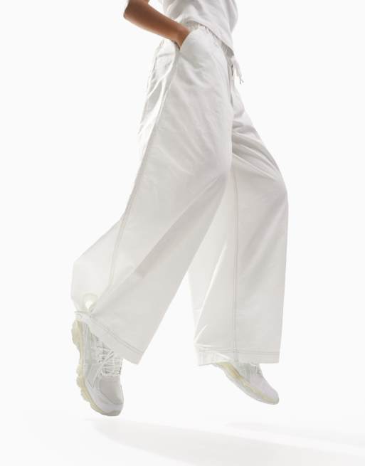 Pantalones blancos cargo de estilo paracaidista con bajo abierto de ASOS DESIGN, 4 de 4