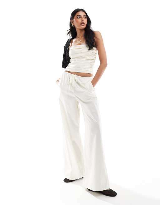 Pantalones blancos con lazada en la cintura de Mango (parte de un conjunto)