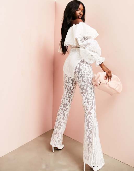 Pantalones blancos de campana de encaje transparente de ASOS Luxe