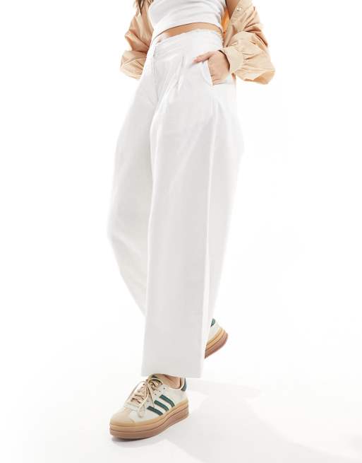 Pantalones blancos de corte barrel con bordes sin rematar de mezcla de lino de ASOS DESIGN, 5 de 5