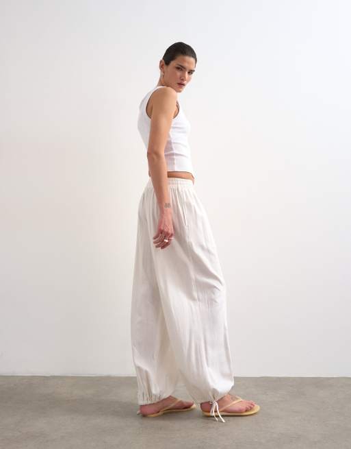 Pantalones blancos de corte bombacho con cinturilla elástica de lino de Topshop, 5 de 5