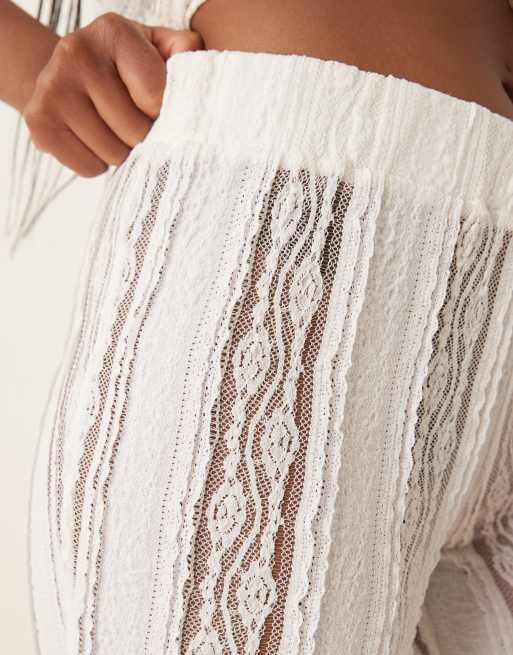 Pantalones blancos de corte recto acampanado pronunciado con acabado texturizado de ASOS DESIGN, 4 de 5