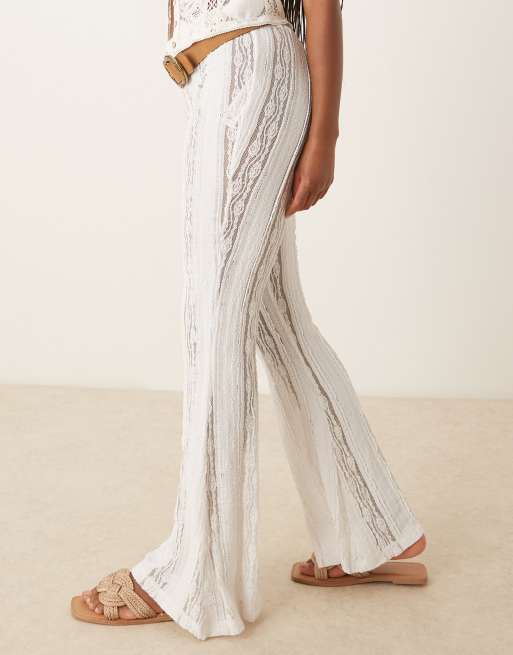 Pantalones blancos de corte recto acampanado pronunciado con acabado texturizado de ASOS DESIGN, 5 de 5