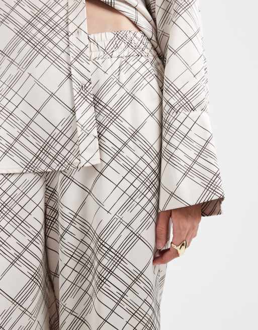Pantalones blancos de pernera ancha con estampado a cuadros y cinturilla elástica de satén de 4th & Reckless (parte de un conjunto), 5 de 5