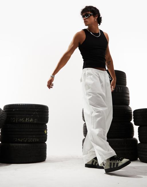 Pantalones blancos extragrandes de estilo paracaidista y corte abombado de ASOS DESIGN