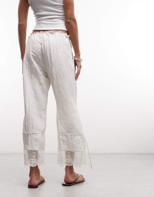 Pantalones blancos texturizados de corte globo con detalle de encaje de Monki, 2 de 5