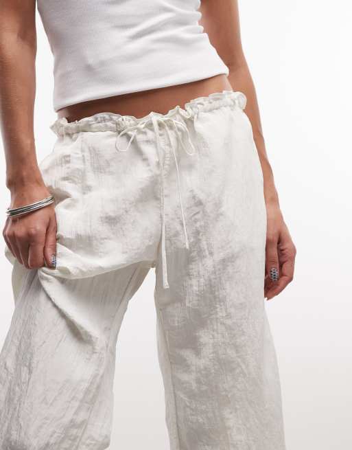 Pantalones blancos texturizados de corte globo con detalle de encaje de Monki, 5 de 5