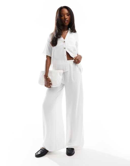 Pantalones blancos texturizados de pernera ancha de In The Style (parte de un conjunto)