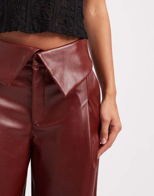 Pantalones burdeos de pernera ancha con cintura plegada de cuero sintético de ASOS DESIGN, 2 de 5