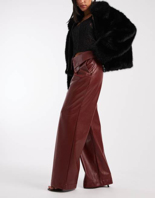 Pantalones burdeos de pernera ancha con cintura plegada de cuero sintético de ASOS DESIGN, 5 de 5