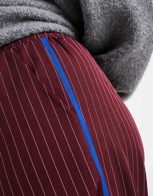 Pantalones burdeos de pernera ancha con raya diplomática, franja lateral y cordón ajustable en la cintura exclusivos de Renee Studio Plus, 3 de 5