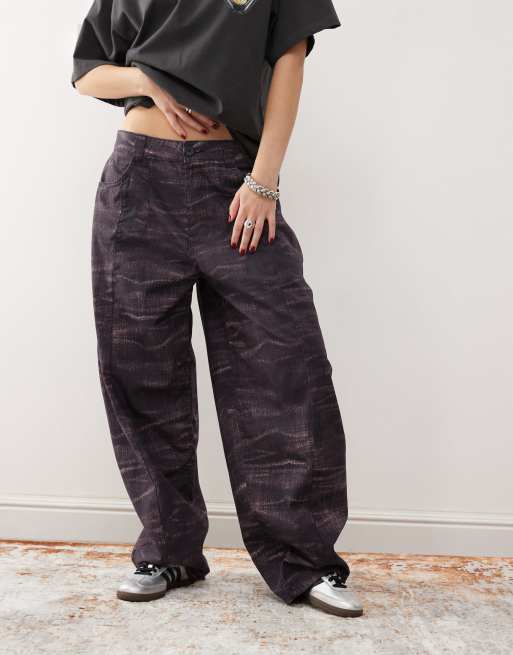 Pantalones burdeos de pernera barrel con estampado efecto vaquero desgastado de Reclaimed Vintage, 3 de 5