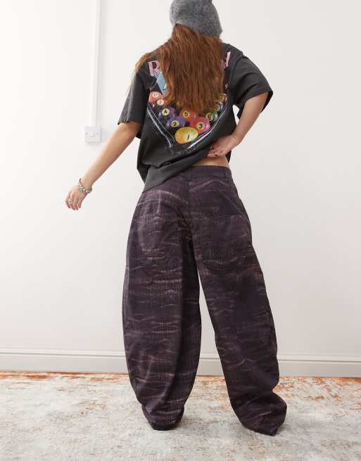 Pantalones burdeos de pernera barrel con estampado efecto vaquero desgastado de Reclaimed Vintage, 5 de 5