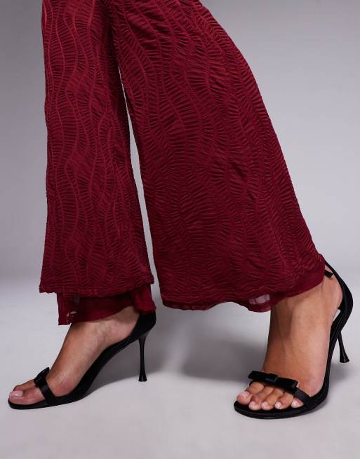 Pantalones burdeos de talle alto y pernera acampanada de tejido texturizado de ASOS DESIGN (parte de un conjunto), 5 de 5
