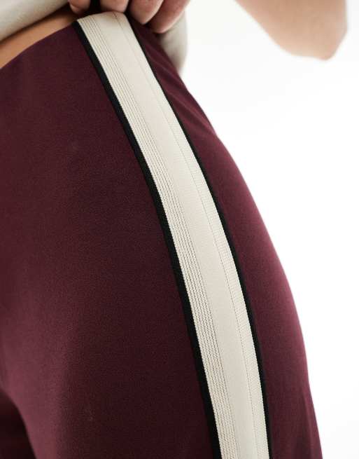 Pantalones burdeos sin cierres de corte suelto con raya lateral de Vero Moda, 2 de 5